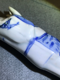 Een Chinees blauwwit model van een dame, Wanli