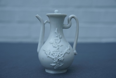 Une verseuse &agrave; vin en porcelaine blanc de Chine de Dehua &agrave; d&eacute;cor appliqu&eacute;, Kangxi