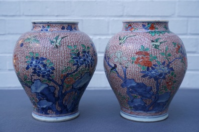 Une paire de pots en porcelaine de Chine wucai, &eacute;poque Transition
