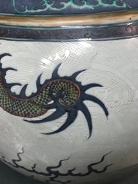 Une paire de vases de forme bouteille en porcelaine de Chine doucai, marque de Qianlong, 19&egrave;me
