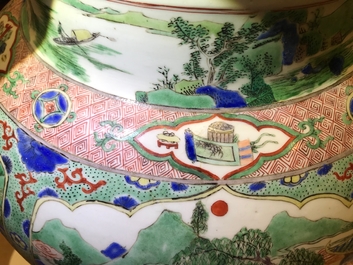 Een grote Chinese famille verte dekselvaas met figuren in rivierlandschappen, Kangxi