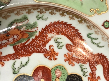 Une paire d'assiettes en porcelaine de Chine famille verte, Qianlong
