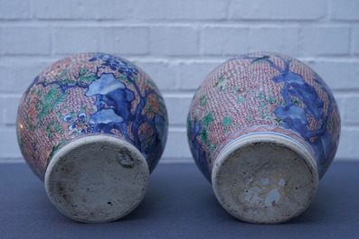 Une paire de pots en porcelaine de Chine wucai, &eacute;poque Transition