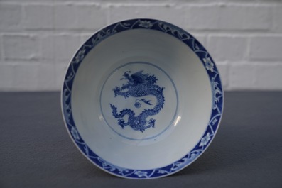 Een Chinese blauwwitte kom met draken, Kangxi merk en periode
