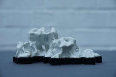 Een Chinese blanc de Chine penselenrust in de vorm van een rotspartij, 19/20e eeuw
