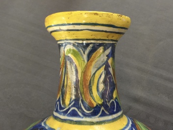 Een apothekersfles in Italiaanse majolica, Veneti&euml;, 2e helft 16e eeuw