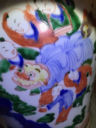 Un vase couvert en porcelaine de Chine wucai &agrave; d&eacute;cor de gar&ccedil;ons jouants, &eacute;poque Transition