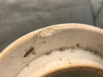 Un vase couvert en porcelaine de Chine wucai &agrave; d&eacute;cor de gar&ccedil;ons jouants, &eacute;poque Transition