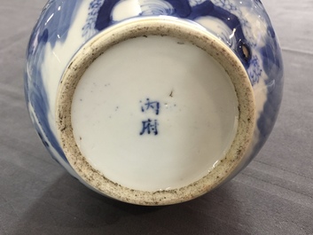 Un vase de forme bouteille en porcelaine de Chine bleu et blanc, 19&egrave;me