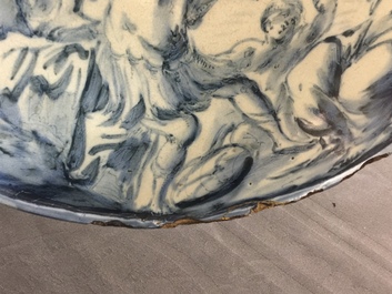 Een tazza met wapendecor in Italiaanse majolica, Savona, 18e eeuw