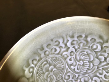 Un bol de type Yaozhou &agrave; d&eacute;cor de chrysanth&egrave;mes, Dynastie Song