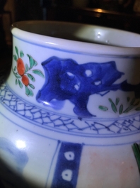 Een Chinese wucai dekselvaas met figuren, Transitie periode