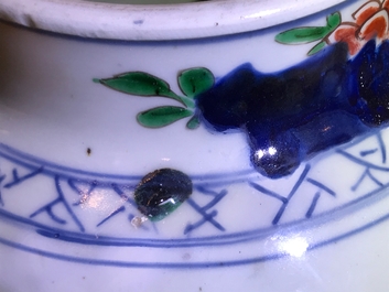 Un vase en porcelaine de Chine wucai &agrave; d&eacute;cor de gar&ccedil;ons jouants, &eacute;poque Transition