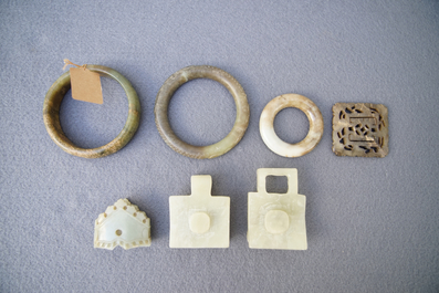Un lot de 23 pi&egrave;ces en jade, pierre de savon et pierre dure sculpt&eacute;e, Chine, 19/20&egrave;me