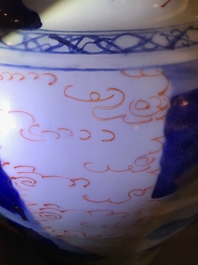 Un vase couvert en porcelaine de Chine wucai &agrave; d&eacute;cor de gar&ccedil;ons jouants, &eacute;poque Transition