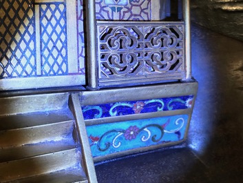 Un panneau en bois laqu&eacute; incrust&eacute; de jade et cloisonn&eacute;, Chine, 18&egrave;me