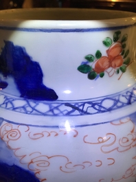 Un vase couvert en porcelaine de Chine wucai &agrave; d&eacute;cor de gar&ccedil;ons jouants, &eacute;poque Transition