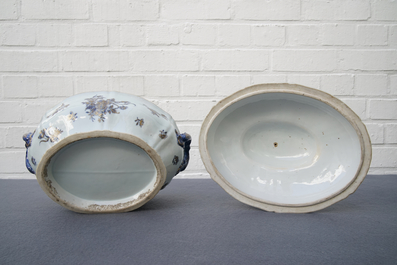 Een deel van een Chinees blauwwit en verguld servies, Qianlong