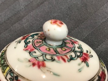 Une th&eacute;i&egrave;re couverte en porcelaine de Chine famille rose, Yongzheng