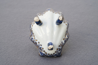 Een deel van een Chinees blauwwit en verguld servies, Qianlong