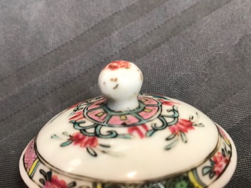 Une th&eacute;i&egrave;re couverte en porcelaine de Chine famille rose, Yongzheng