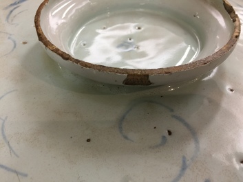 Een tazza met wapendecor in Italiaanse majolica, Savona, 18e eeuw
