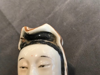 Een Chinese figuur van Guanyin op lotustroon, Republiek, 20e eeuw