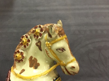 Une paire de mod&egrave;les de chevaux en fa&iuml;ence polychrome de Delft &agrave; fond vert clair, 18&egrave;me