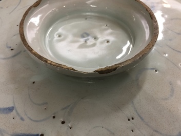Een tazza met wapendecor in Italiaanse majolica, Savona, 18e eeuw