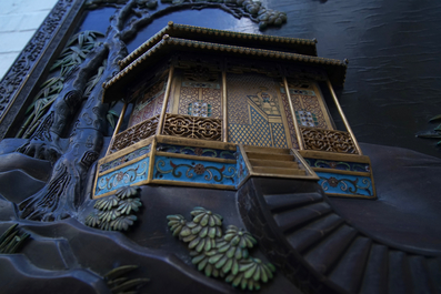 Un panneau en bois laqu&eacute; incrust&eacute; de jade et cloisonn&eacute;, Chine, 18&egrave;me