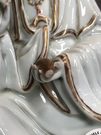 Een Chinese figuur van Guanyin op lotustroon, Republiek, 20e eeuw