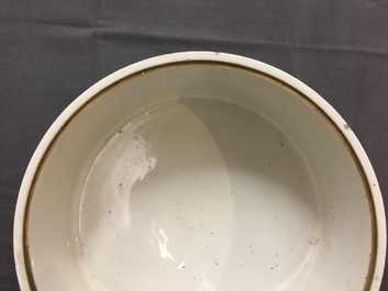 A round Chinese qianjiang cai tureen and cover, 19/20th C.