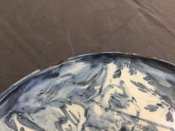 Een tazza met wapendecor in Italiaanse majolica, Savona, 18e eeuw
