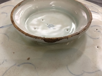 Een tazza met wapendecor in Italiaanse majolica, Savona, 18e eeuw