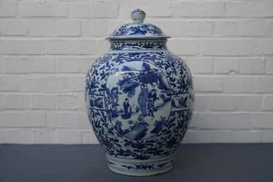Un grand pot couvert en porcelaine de Chine bleu et blanc, Wanli, Ming