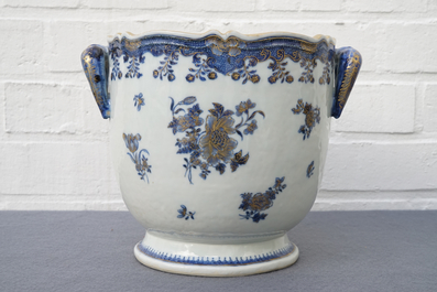 Een deel van een Chinees blauwwit en verguld servies, Qianlong