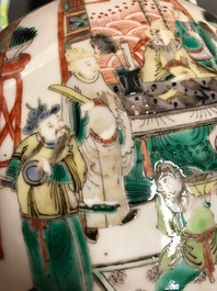 Een Chinese famille verte maanfles, Xuande merk, 19e eeuw