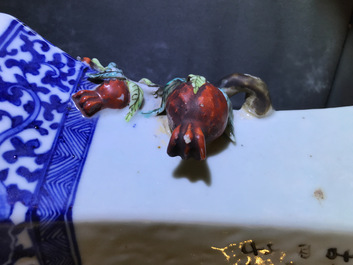 Een zeshoekige Chinese qianjiang cai vaas, 19/20e eeuw
