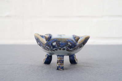 Een deel van een Chinees blauwwit en verguld servies, Qianlong
