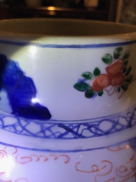 Un vase couvert en porcelaine de Chine wucai &agrave; d&eacute;cor de gar&ccedil;ons jouants, &eacute;poque Transition