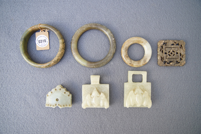 Un lot de 23 pi&egrave;ces en jade, pierre de savon et pierre dure sculpt&eacute;e, Chine, 19/20&egrave;me
