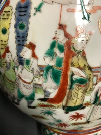 Een Chinese famille verte maanfles, Xuande merk, 19e eeuw