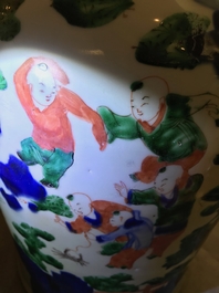 Un vase couvert en porcelaine de Chine wucai &agrave; d&eacute;cor de gar&ccedil;ons jouants, &eacute;poque Transition