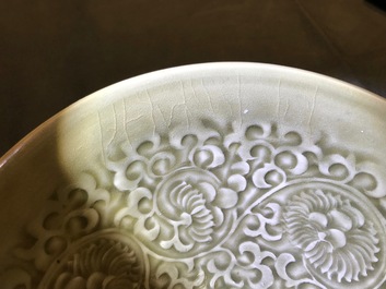 Un bol de type Yaozhou &agrave; d&eacute;cor de chrysanth&egrave;mes, Dynastie Song