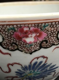 Une terrine couverte en porcelaine de Chine famille rose &agrave; d&eacute;cor floral, Qianlong