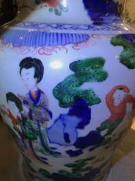 Un vase couvert en porcelaine de Chine wucai &agrave; d&eacute;cor de gar&ccedil;ons jouants, &eacute;poque Transition