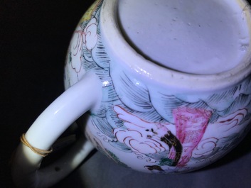 Une th&eacute;i&egrave;re couverte en porcelaine de Chine famille rose, Yongzheng