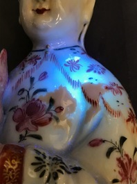 Een paar Chinese famille rose kandelaars in de vorm van dames, Qianlong
