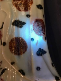 Een paar Chinese famille rose kandelaars in de vorm van dames, Qianlong