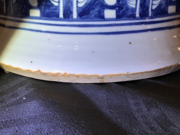 Une paire de grands vases couverts en porcelaine de Chine bleu et blanc, 19&egrave;me